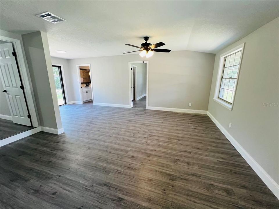 For Sale: $314,900 (3 beds, 2 baths, 1356 Square Feet)