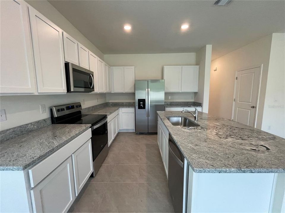 For Rent: $2,100 (3 beds, 2 baths, 1758 Square Feet)