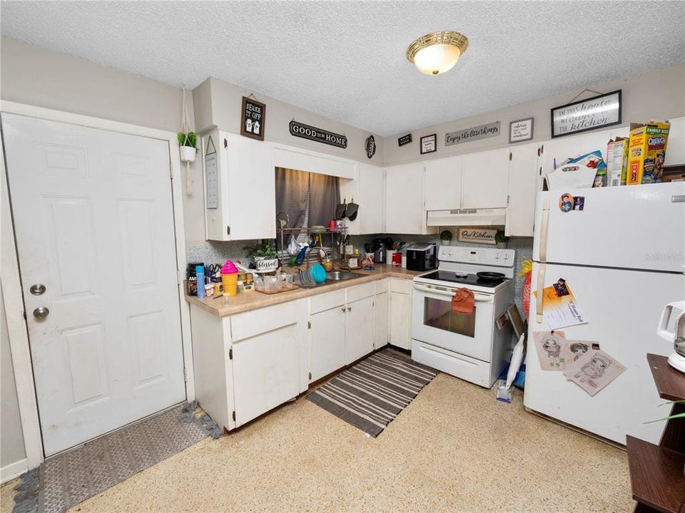 For Sale: $200,000 (3 beds, 1 baths, 960 Square Feet)