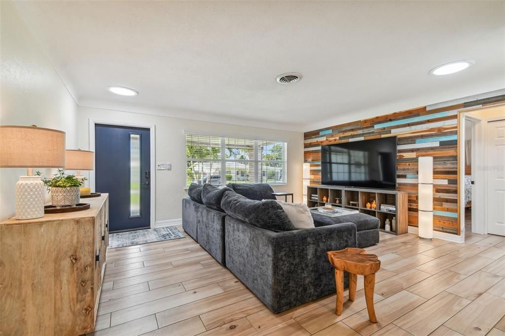 Recently Sold: $600,000 (3 beds, 2 baths, 1375 Square Feet)