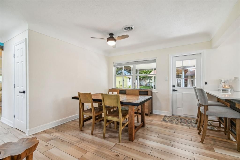 Recently Sold: $600,000 (3 beds, 2 baths, 1375 Square Feet)