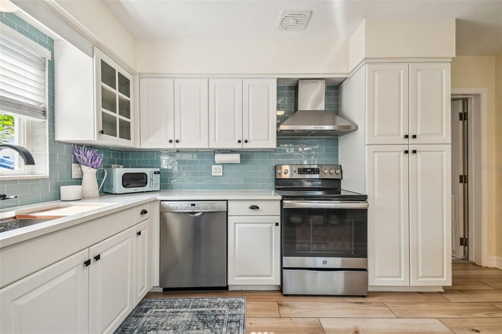 Recently Sold: $600,000 (3 beds, 2 baths, 1375 Square Feet)