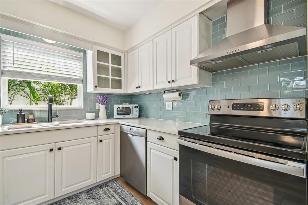 Recently Sold: $600,000 (3 beds, 2 baths, 1375 Square Feet)