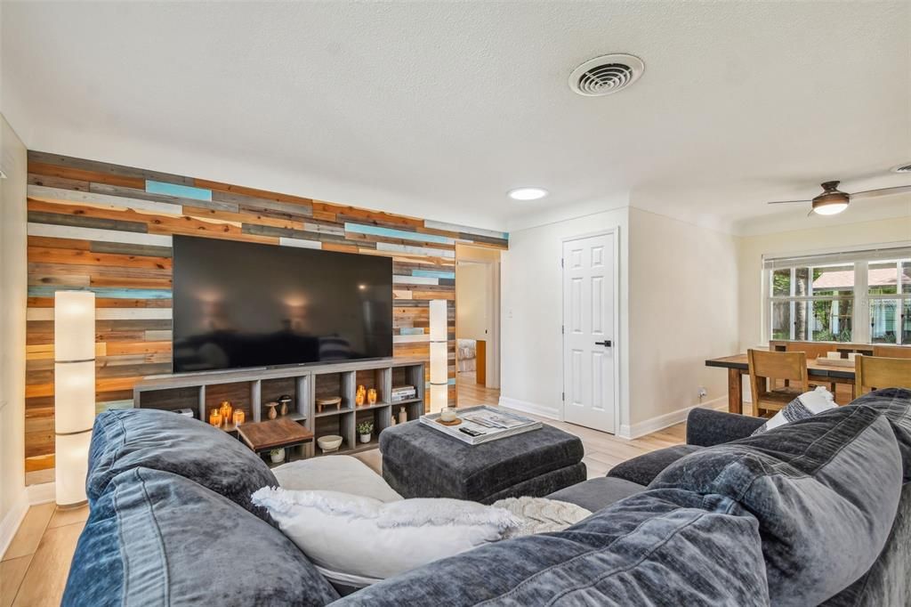 Recently Sold: $600,000 (3 beds, 2 baths, 1375 Square Feet)