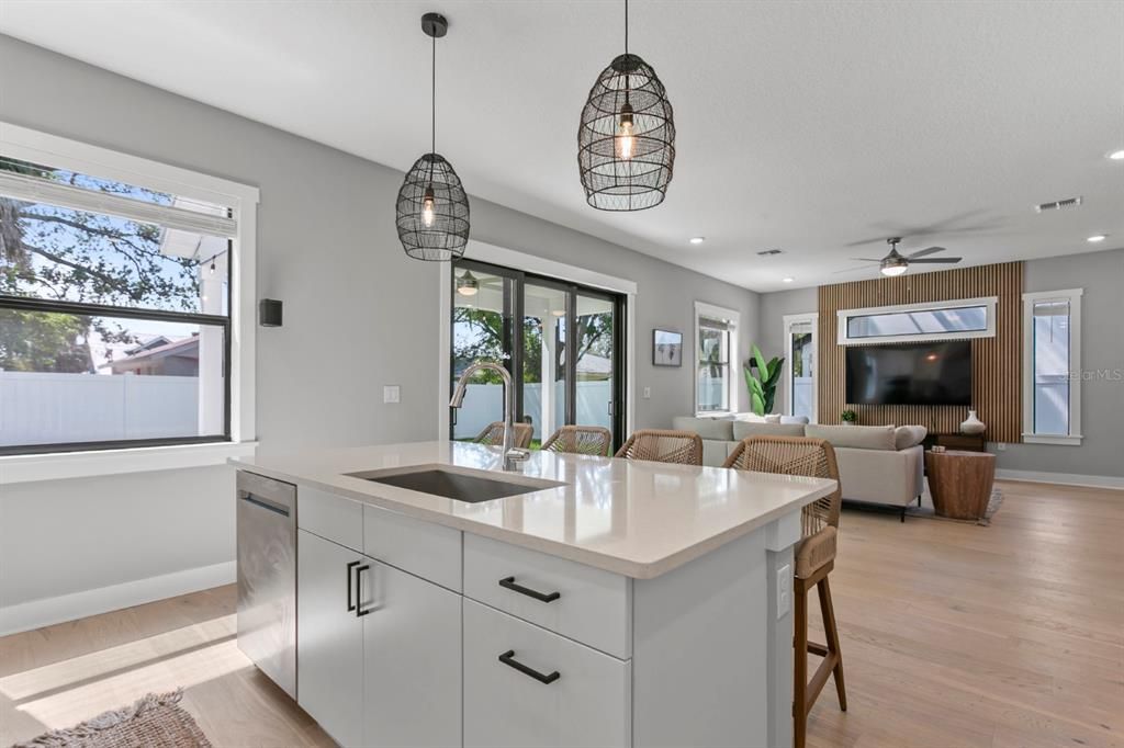 Active With Contract: $970,000 (5 beds, 4 baths, 2587 Square Feet)