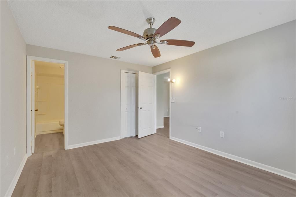 For Sale: $165,000 (2 beds, 2 baths, 1073 Square Feet)