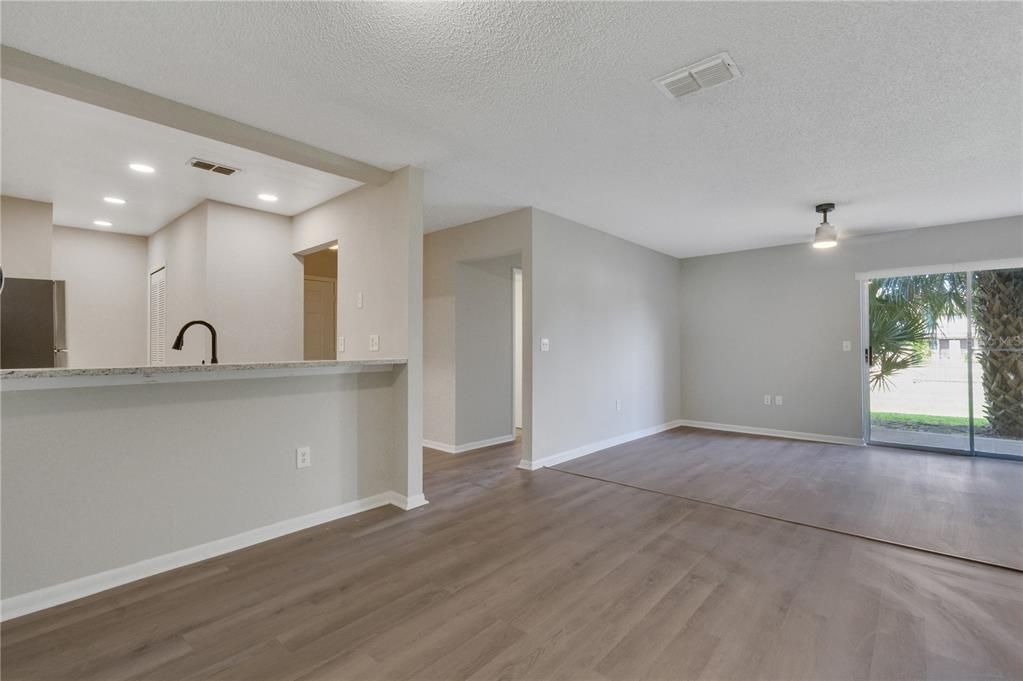 For Sale: $165,000 (2 beds, 2 baths, 1073 Square Feet)