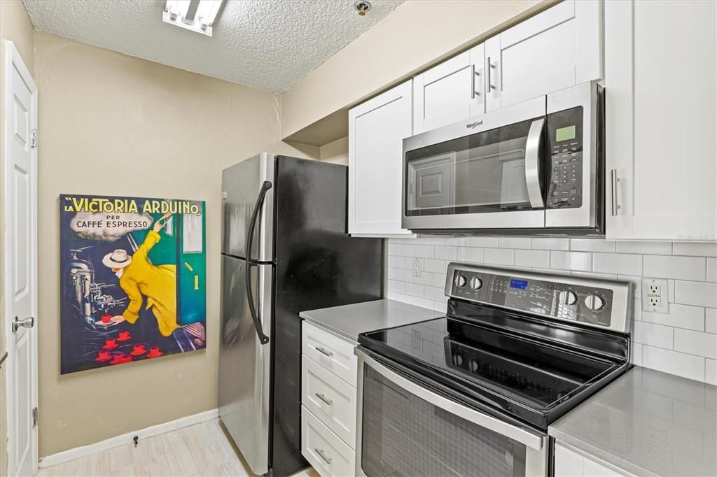 For Sale: $249,900 (1 beds, 1 baths, 631 Square Feet)