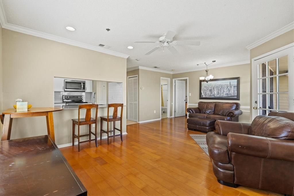 Active With Contract: $235,000 (1 beds, 1 baths, 631 Square Feet)