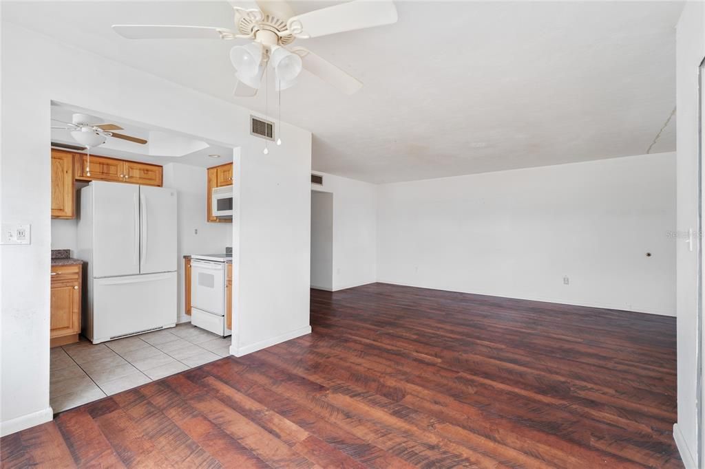 Active With Contract: $129,000 (2 beds, 2 baths, 1128 Square Feet)