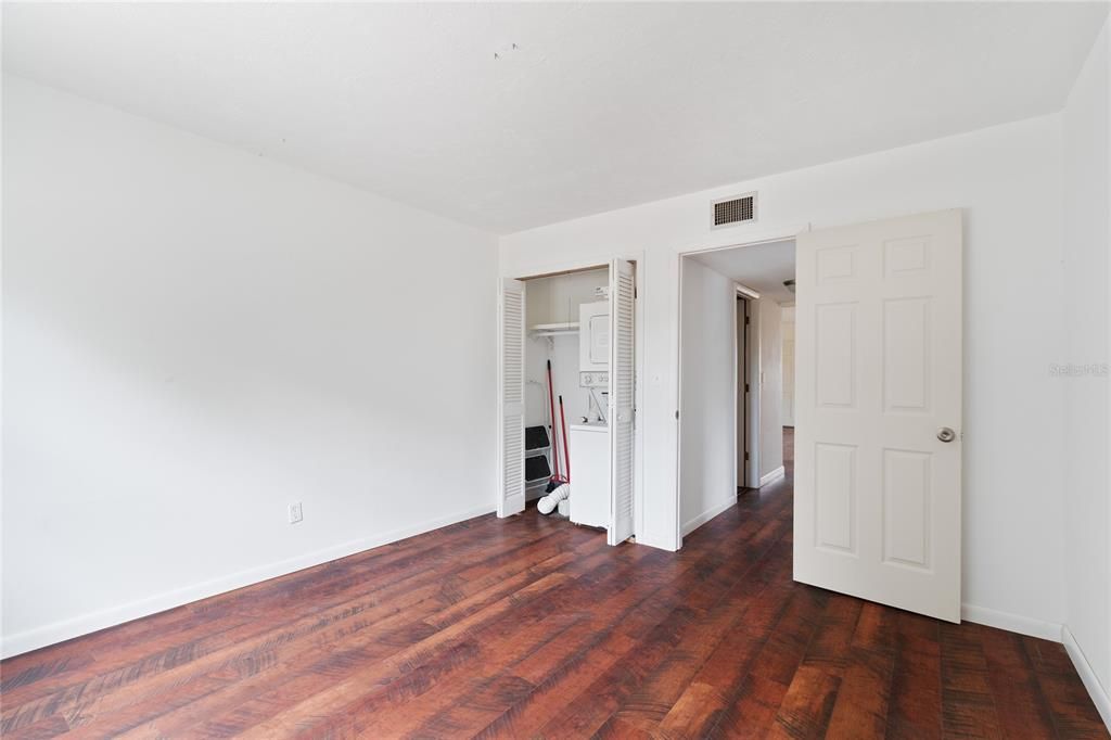 Active With Contract: $129,000 (2 beds, 2 baths, 1128 Square Feet)