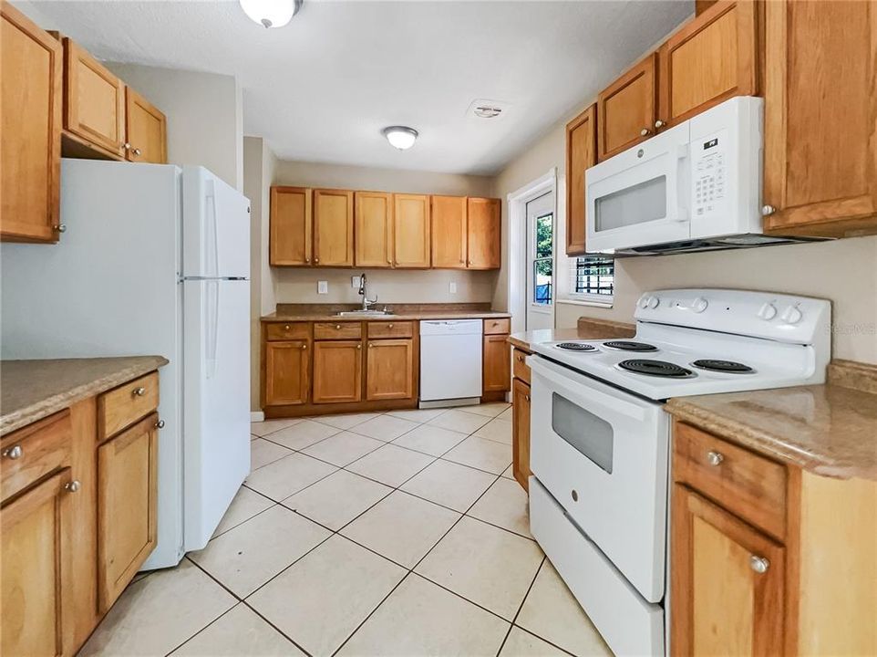 Active With Contract: $283,000 (3 beds, 1 baths, 912 Square Feet)