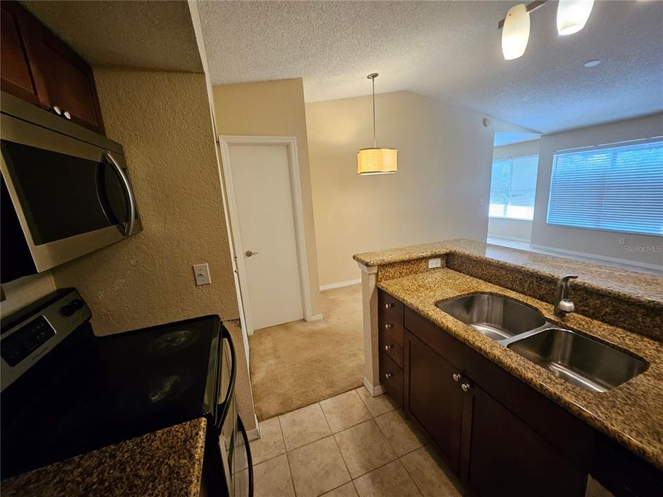 Active With Contract: $1,295 (1 beds, 1 baths, 597 Square Feet)