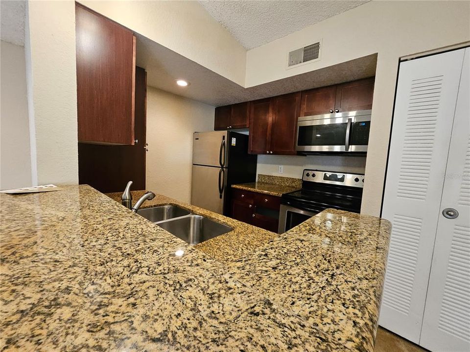 Recently Rented: $1,295 (1 beds, 1 baths, 597 Square Feet)