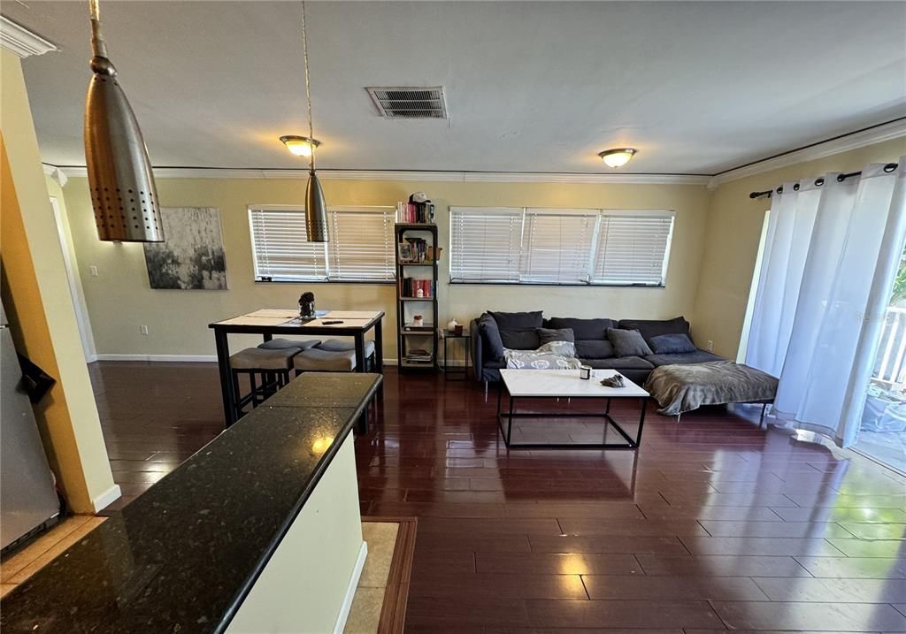 For Sale: $194,500 (1 beds, 1 baths, 635 Square Feet)