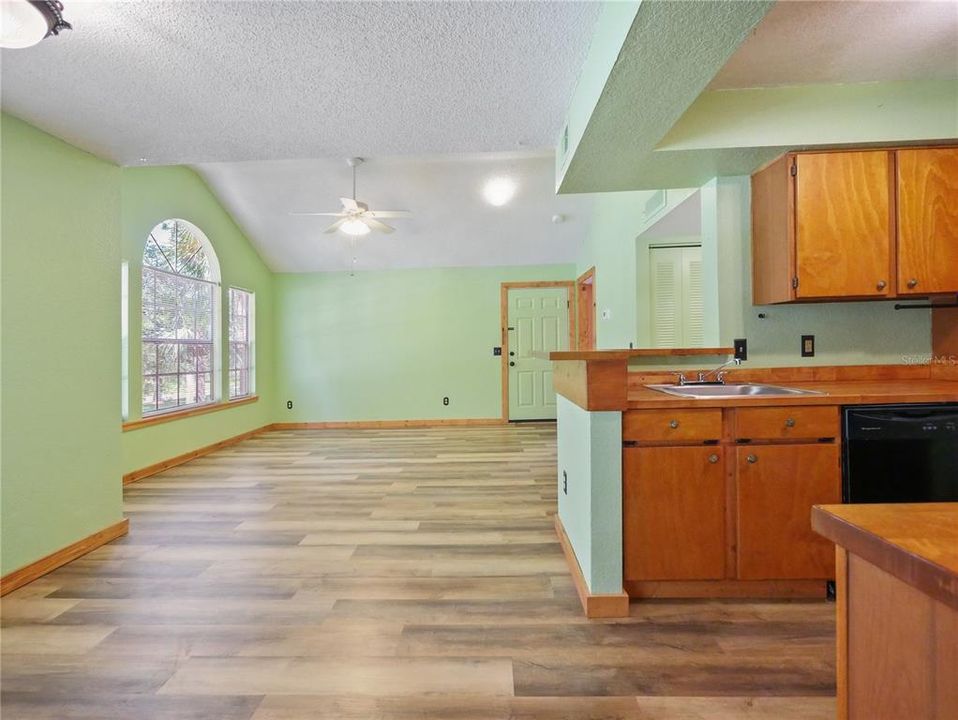 For Sale: $200,000 (2 beds, 2 baths, 934 Square Feet)