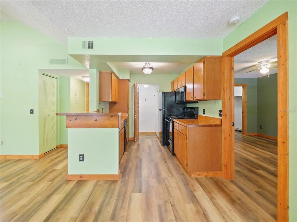 For Sale: $200,000 (2 beds, 2 baths, 934 Square Feet)