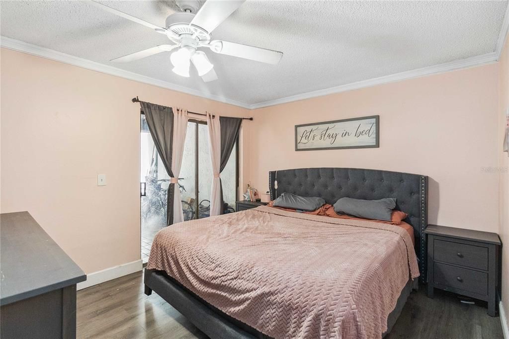 Main bedroom with access to the backyard throught the sliding doors