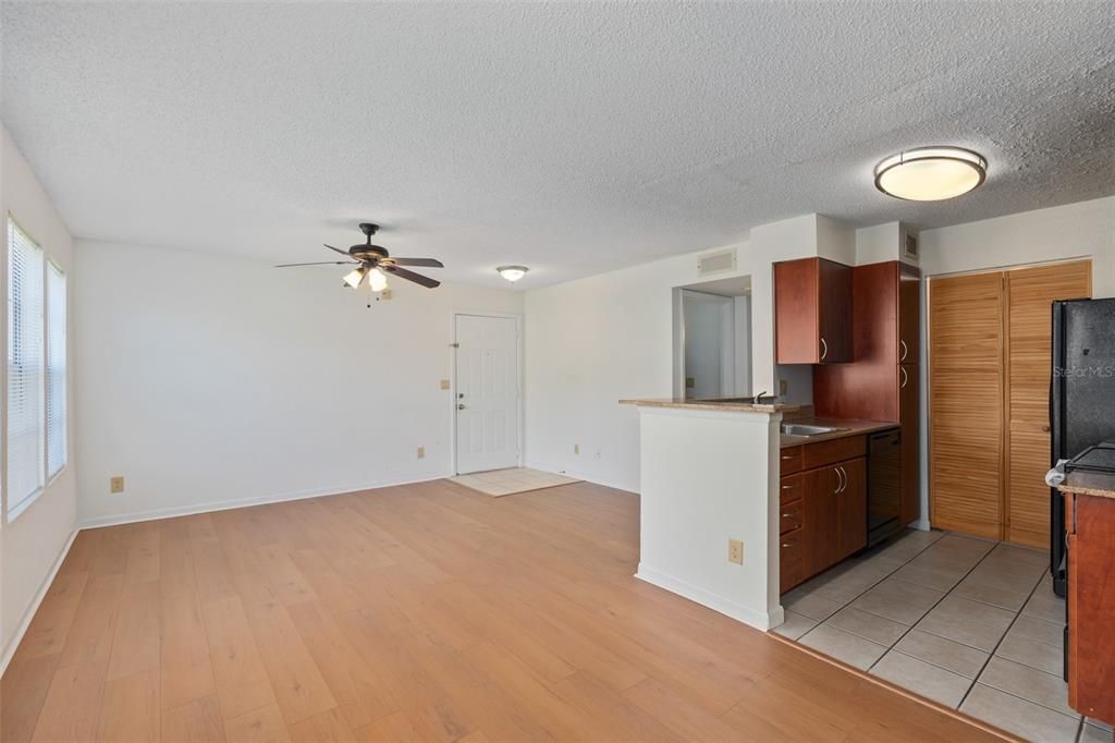 For Rent: $1,800 (2 beds, 2 baths, 971 Square Feet)