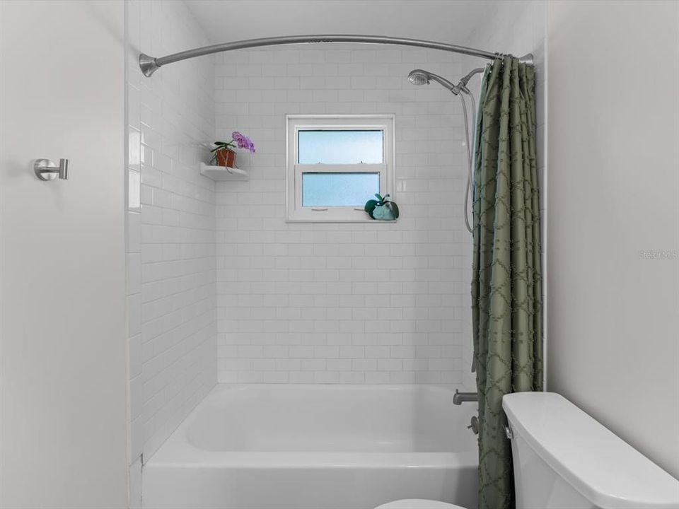 Guest bath tiled tub/shower