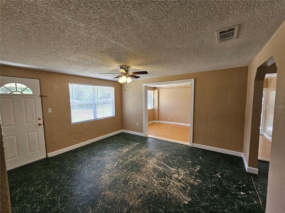 For Sale: $199,000 (3 beds, 1 baths, 784 Square Feet)