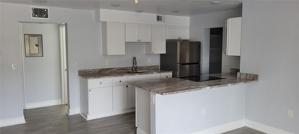 Active With Contract: $1,700 (1 beds, 1 baths, 680 Square Feet)