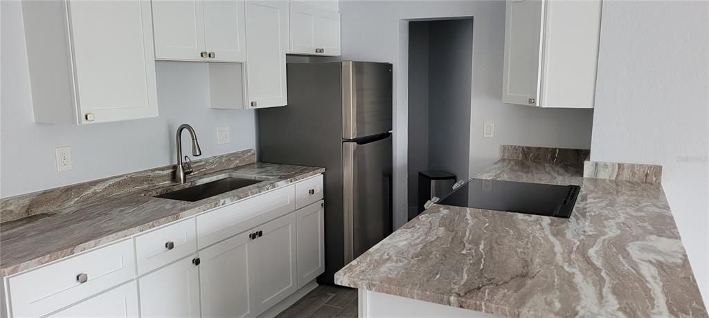 Active With Contract: $1,700 (1 beds, 1 baths, 680 Square Feet)