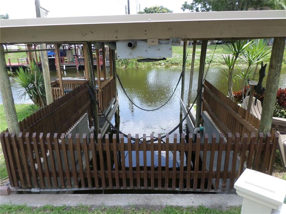 BOATHOUSE WITH LIFT