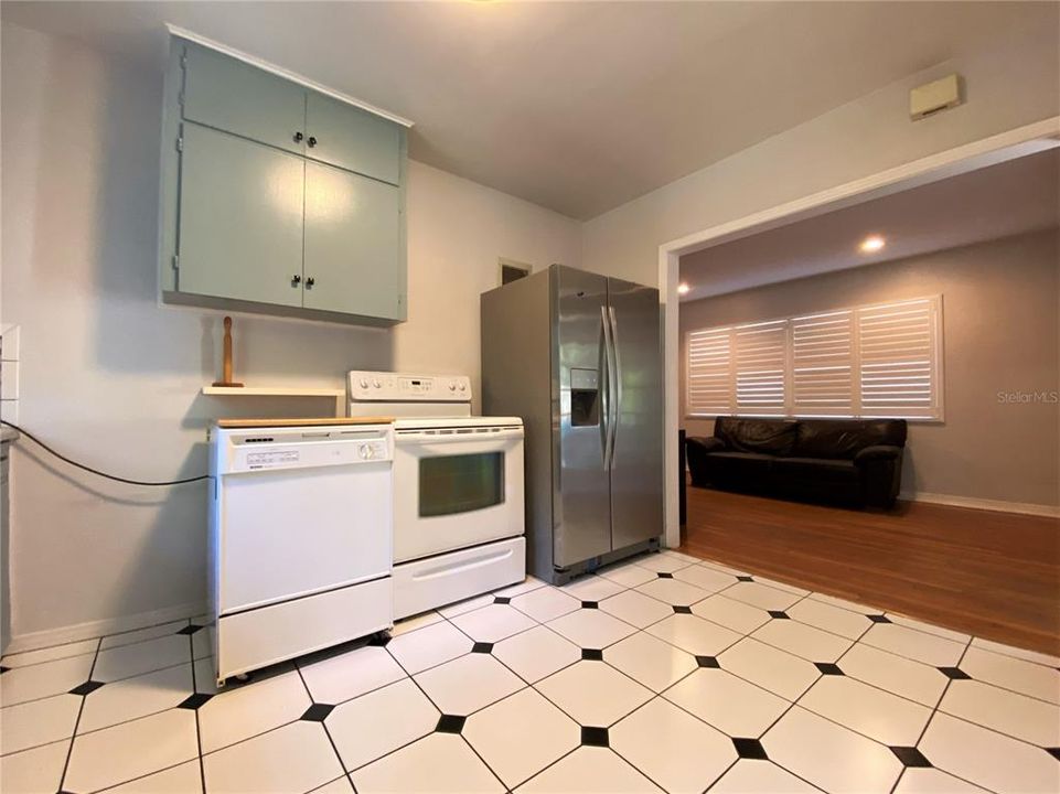 Active With Contract: $1,949 (2 beds, 1 baths, 894 Square Feet)