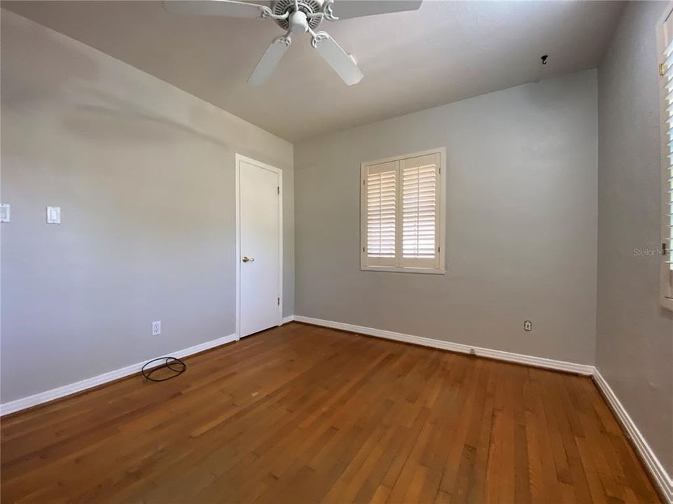 Active With Contract: $1,949 (2 beds, 1 baths, 894 Square Feet)