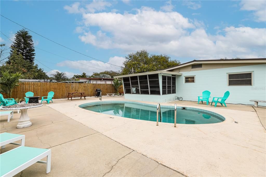 For Sale: $419,000 (2 beds, 1 baths, 936 Square Feet)