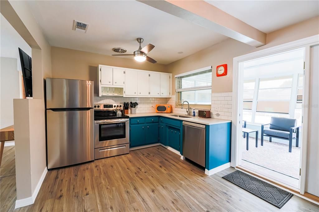 For Sale: $419,000 (2 beds, 1 baths, 936 Square Feet)