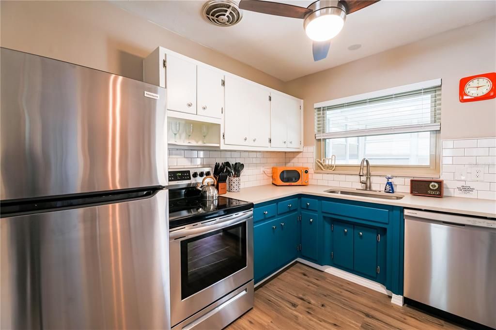 For Sale: $419,000 (2 beds, 1 baths, 936 Square Feet)