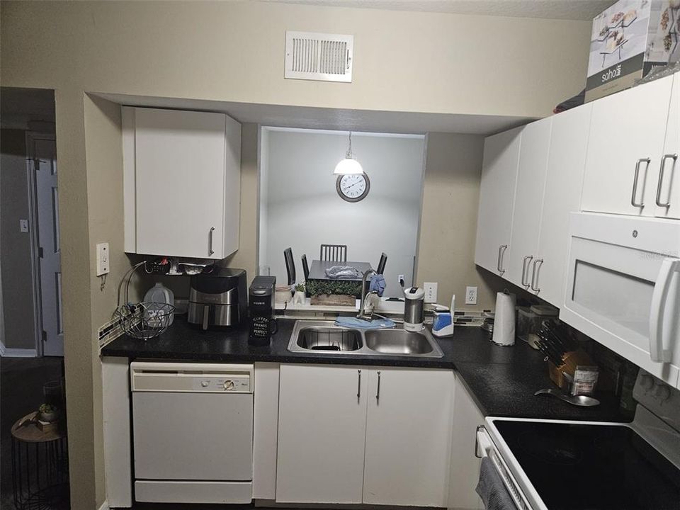 For Rent: $2,000 (3 beds, 2 baths, 1200 Square Feet)