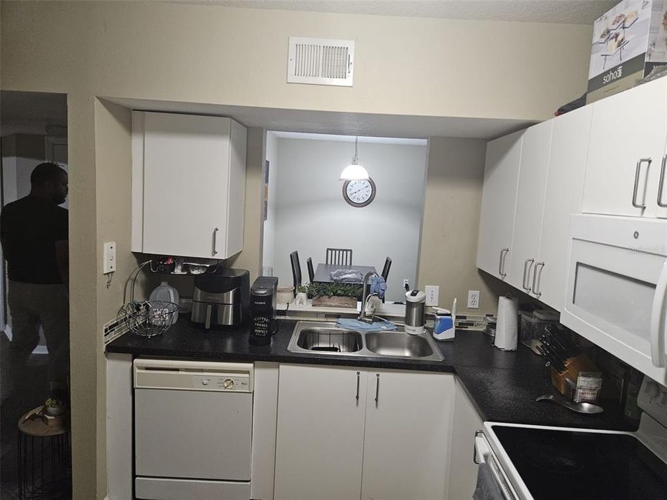 For Rent: $2,000 (3 beds, 2 baths, 1200 Square Feet)