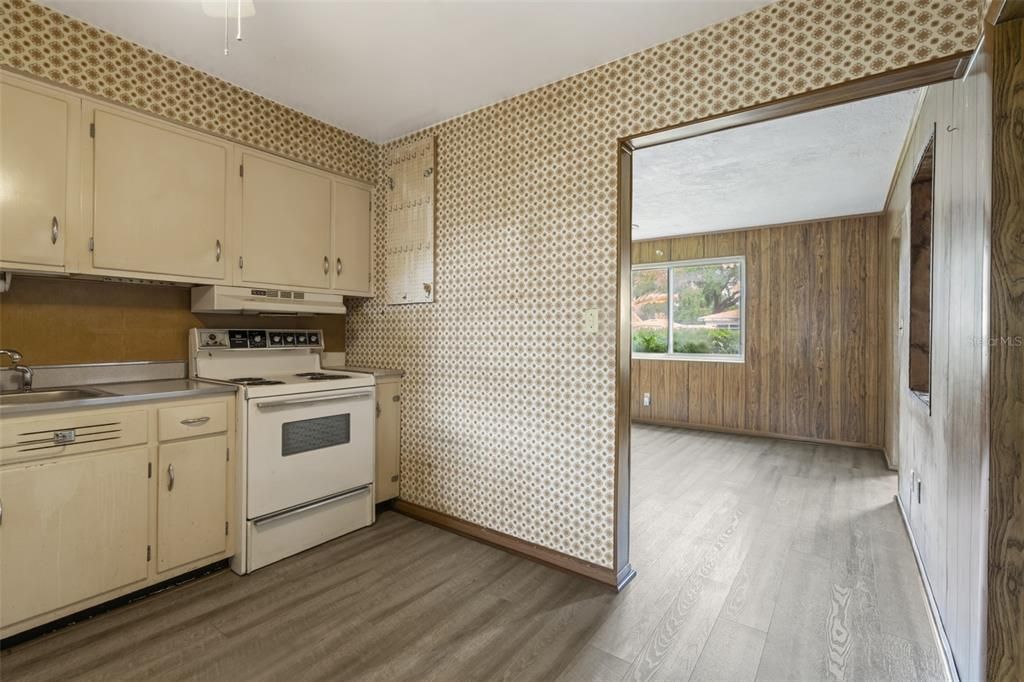 For Sale: $322,500 (2 beds, 1 baths, 1218 Square Feet)