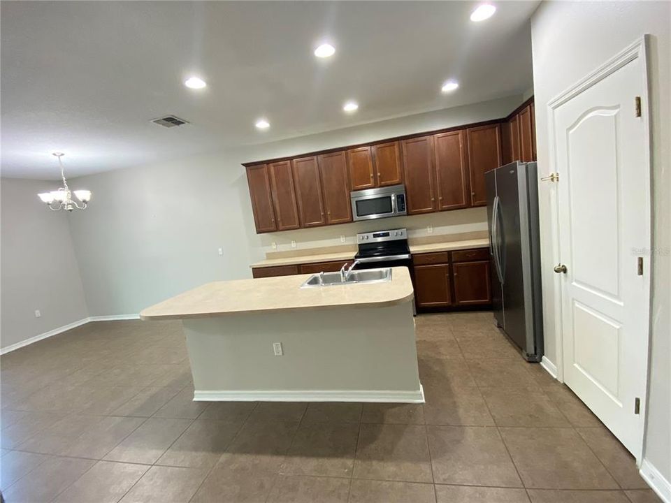 For Rent: $2,150 (3 beds, 2 baths, 1642 Square Feet)