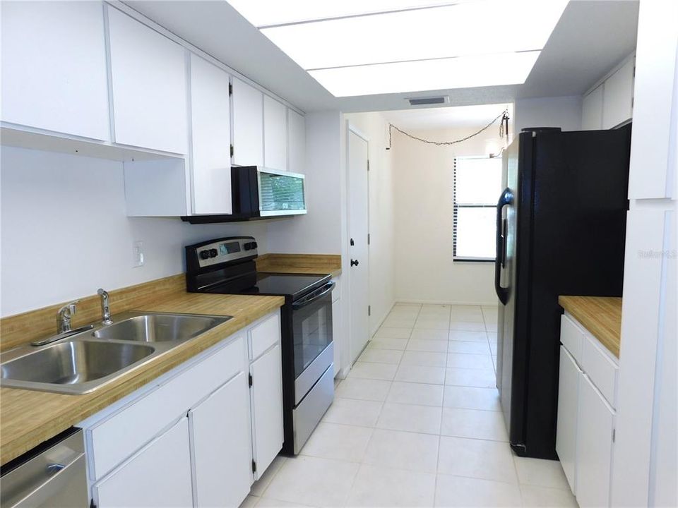 Active With Contract: $1,575 (1 beds, 1 baths, 780 Square Feet)