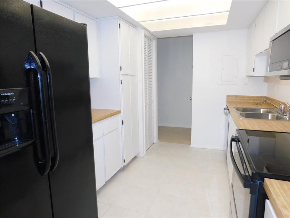 Active With Contract: $1,575 (1 beds, 1 baths, 780 Square Feet)