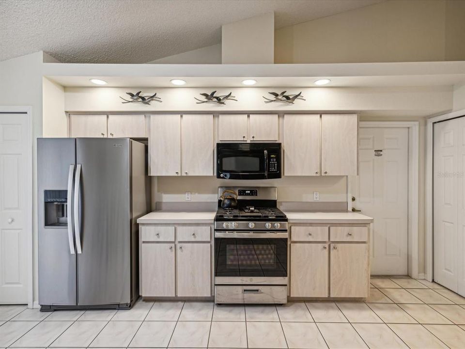 Active With Contract: $319,900 (3 beds, 2 baths, 1782 Square Feet)