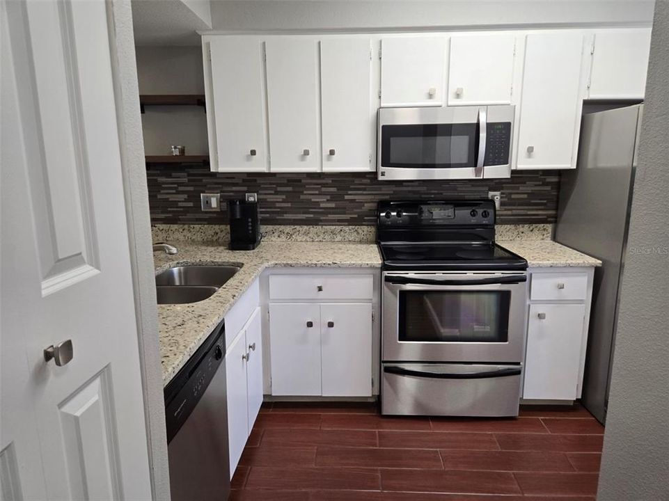 For Sale: $156,000 (2 beds, 1 baths, 835 Square Feet)