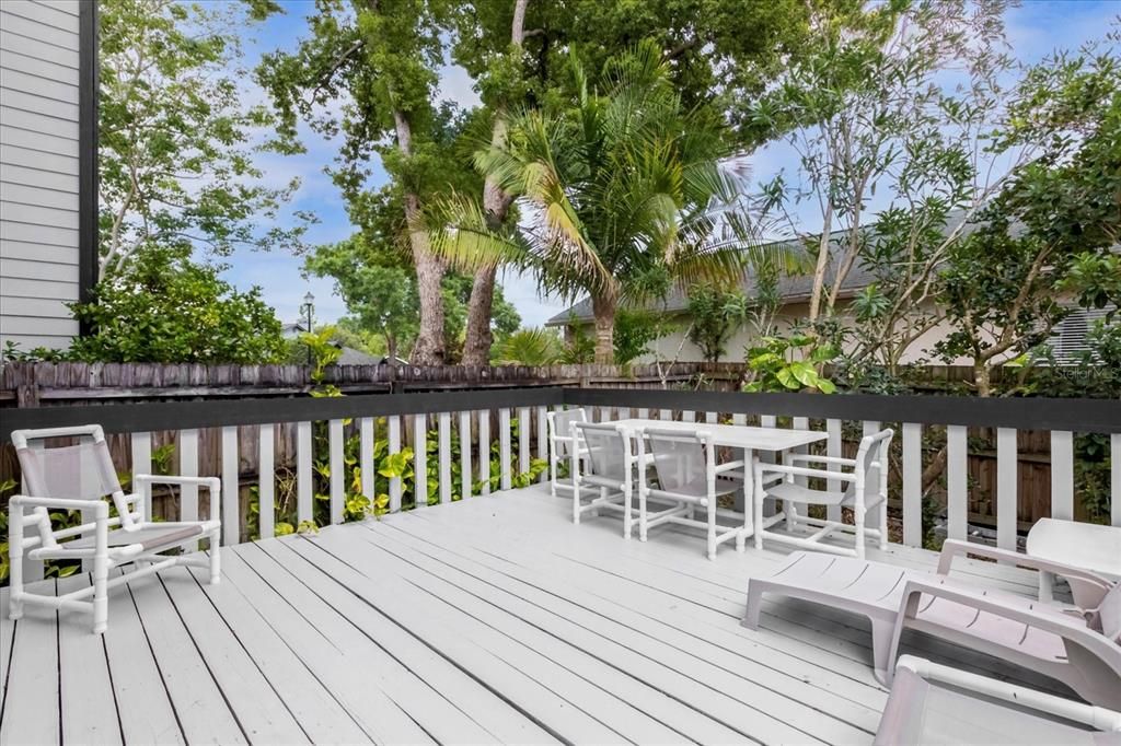 lower deck, entry from dining area