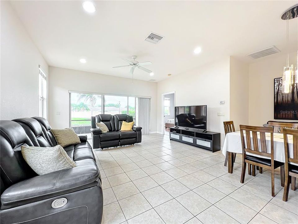 For Sale: $240,000 (2 beds, 2 baths, 1369 Square Feet)