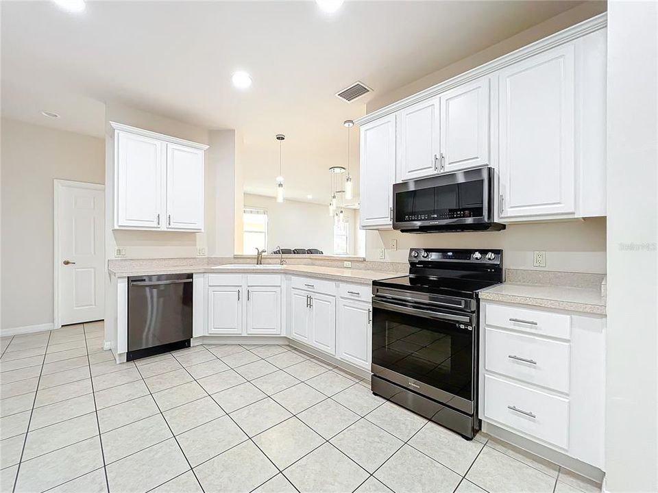 For Sale: $240,000 (2 beds, 2 baths, 1369 Square Feet)