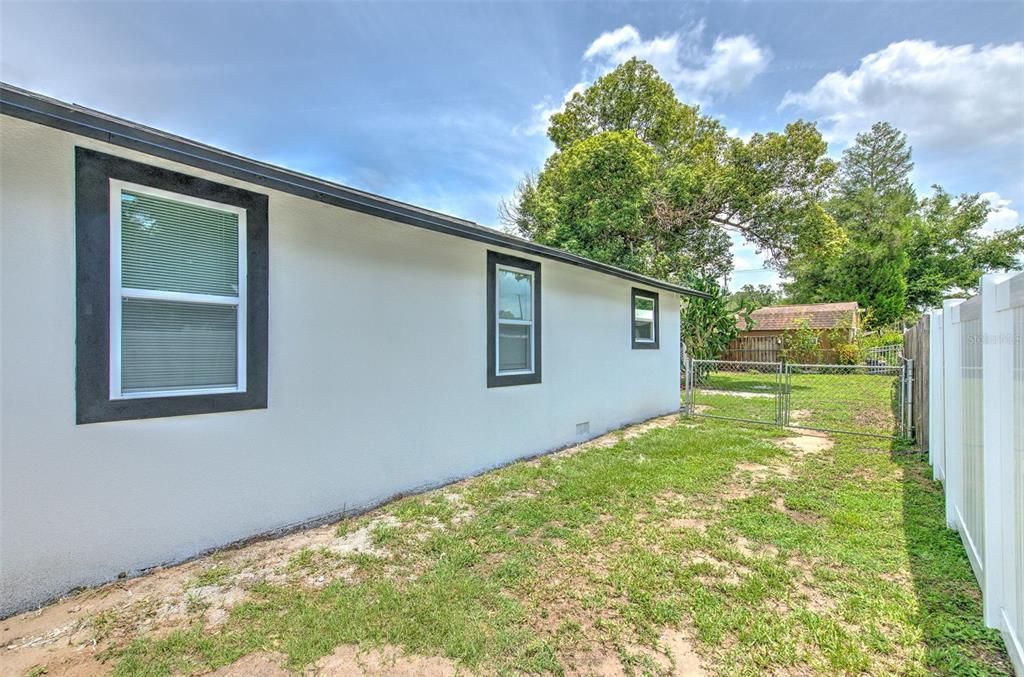 Active With Contract: $198,900 (2 beds, 1 baths, 604 Square Feet)