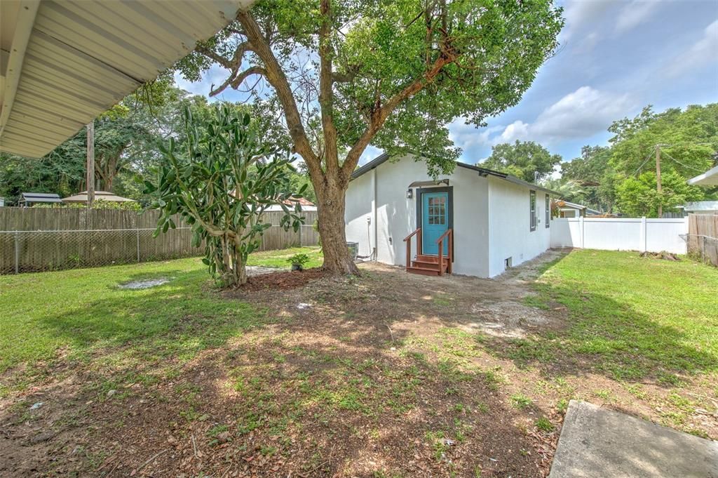 Active With Contract: $198,900 (2 beds, 1 baths, 604 Square Feet)