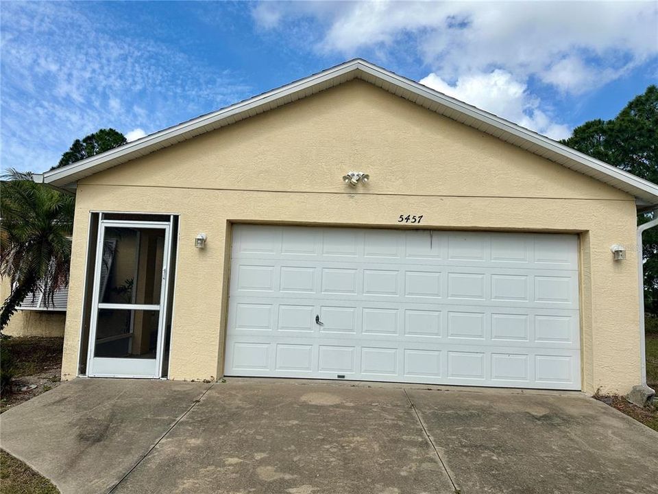 Active With Contract: $230,000 (3 beds, 2 baths, 1283 Square Feet)