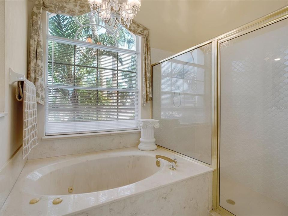 待售: $573,000 (4 贝兹, 3 浴室, 2400 平方英尺)