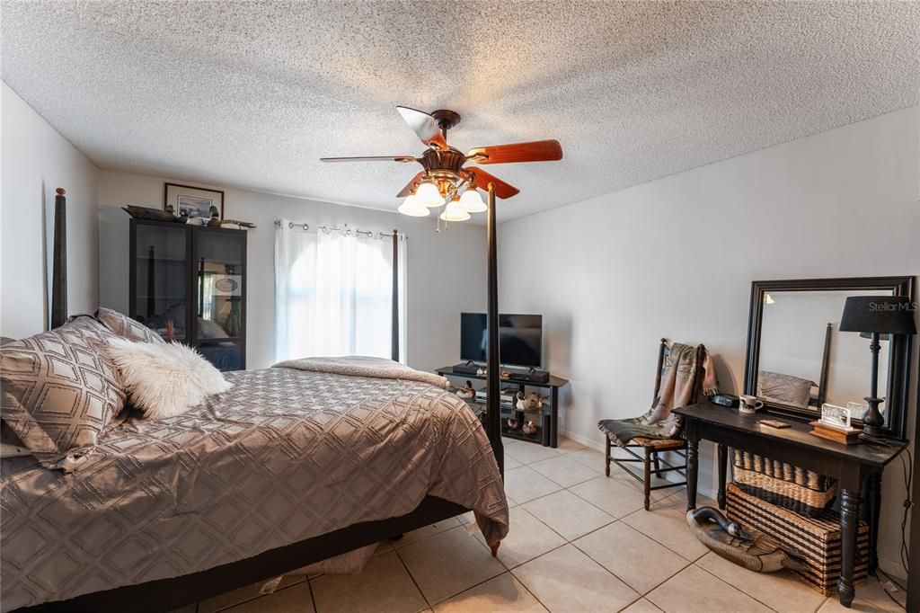 Active With Contract: $385,000 (3 beds, 2 baths, 1664 Square Feet)