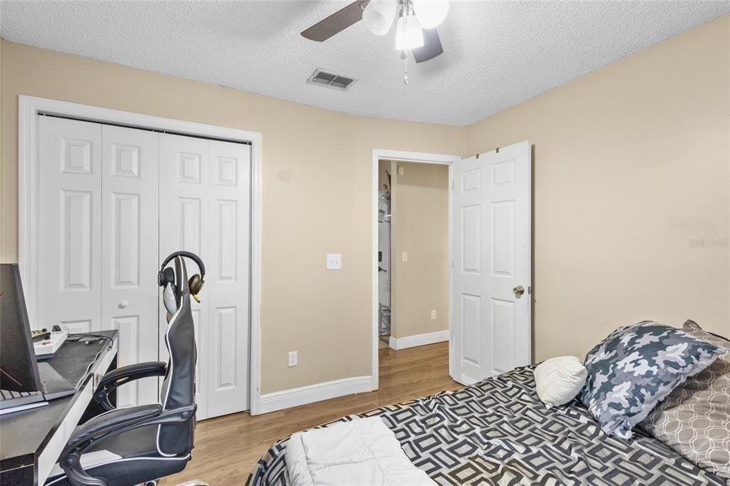 For Sale: $389,900 (3 beds, 2 baths, 1734 Square Feet)